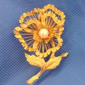 Vintage Signed Brooks floral flower gold plated  brooch.